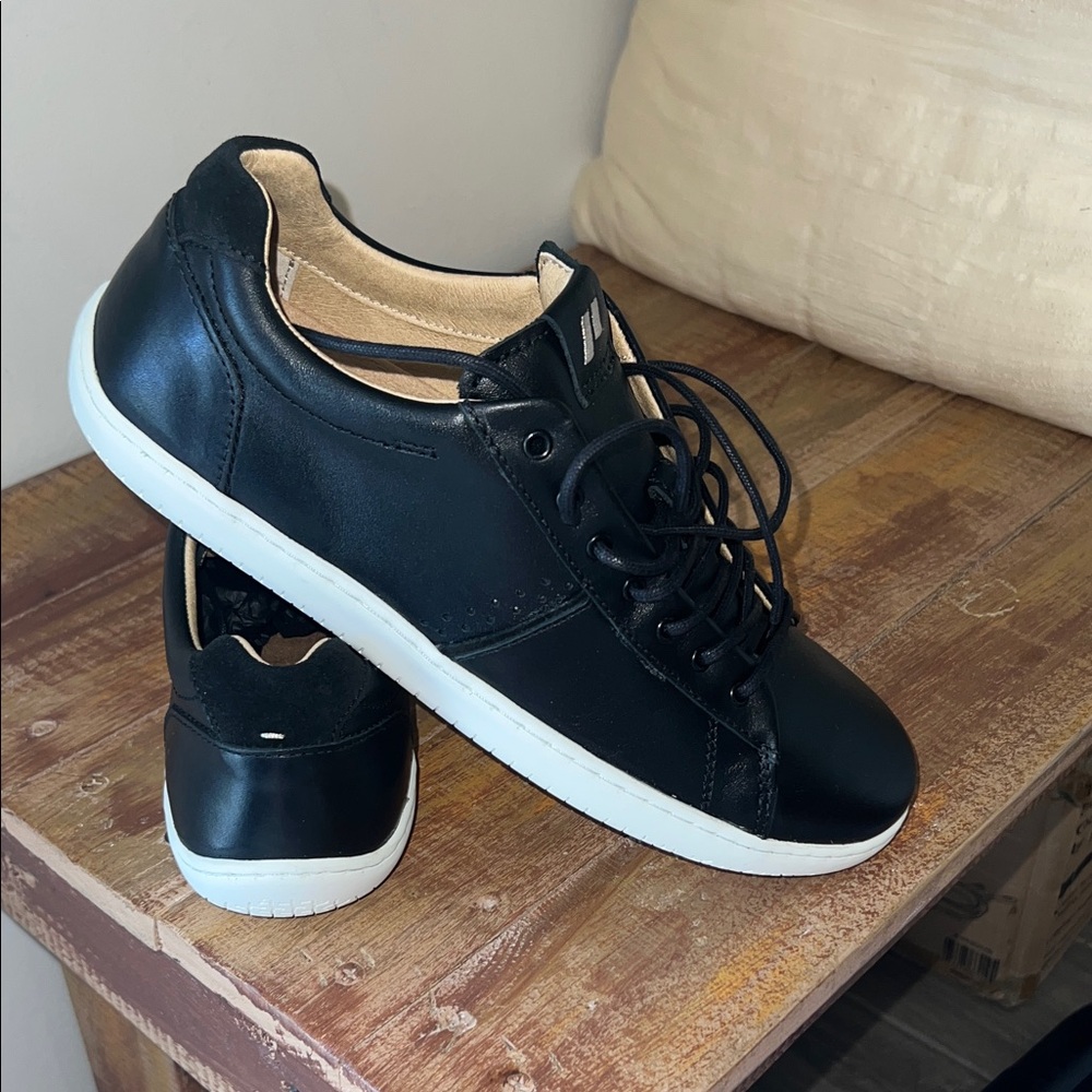 Piloti Spark Leather Classic Women's Sneakers (Black)